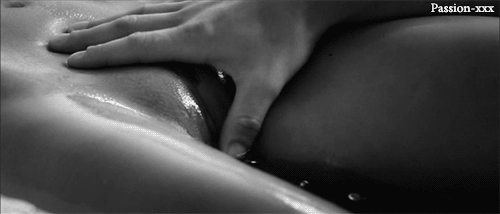 Hottie gets her clit rubbed so passionately